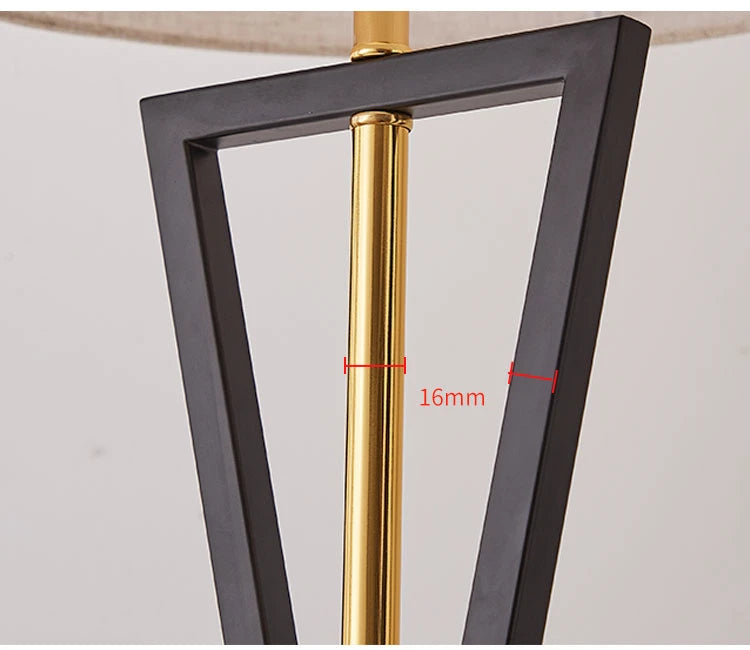 Nordisk Modern Golvlampa – Kreativ Metallisk Design med Tygskärm – För Sovrum & Vardagsrum