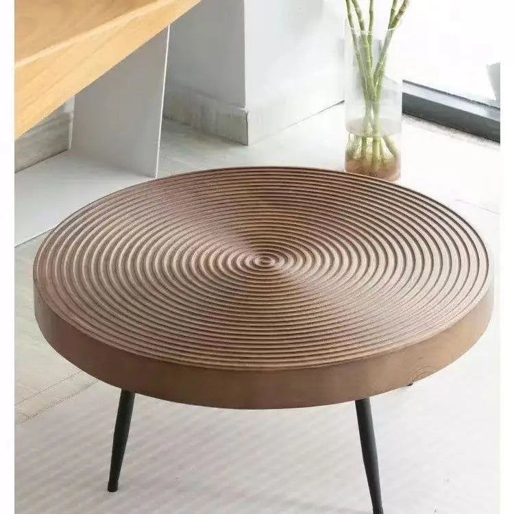 Nordiskt soffbord i massivt trä – kreativt runt låg vintagebord med årsringar