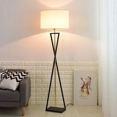 Nordisk Modern Golvlampa – Kreativ Metallisk Design med Tygskärm – För Sovrum & Vardagsrum