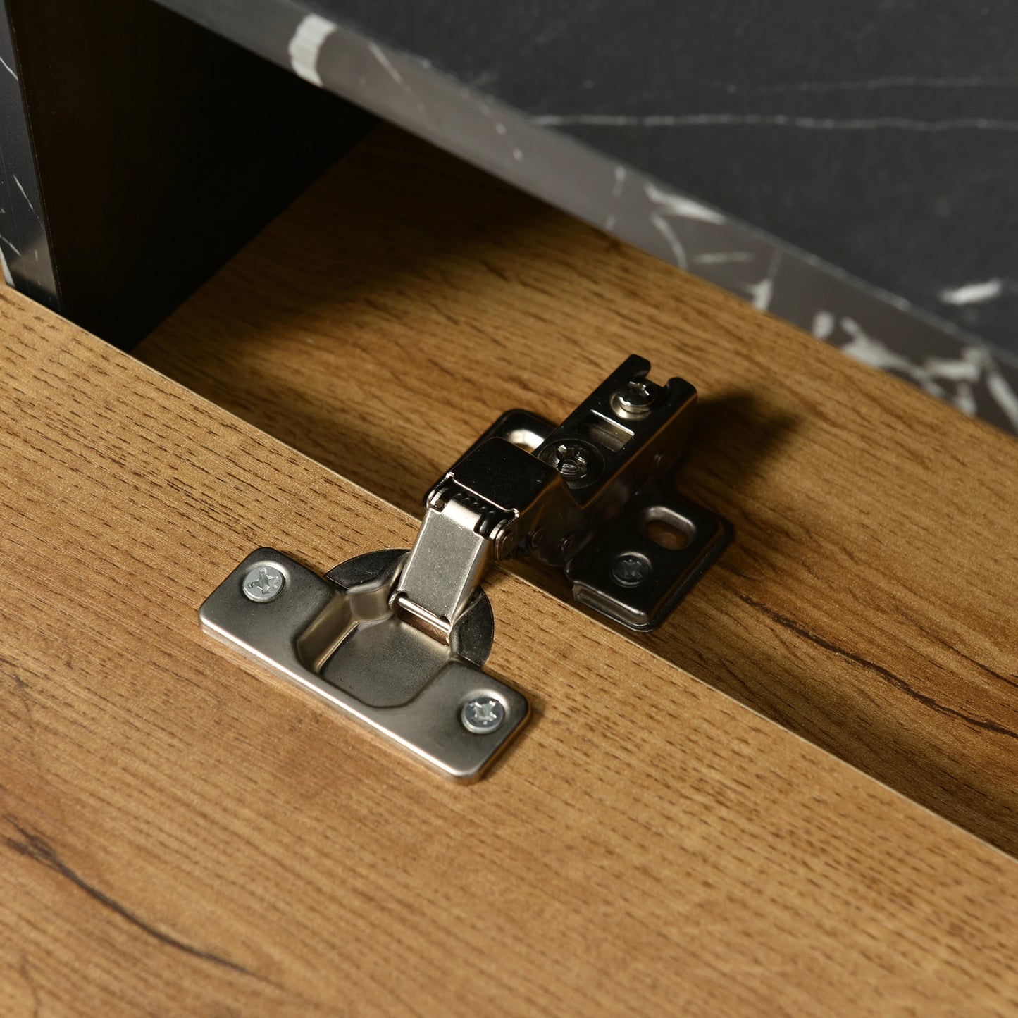 Modern TV-bänk – Marmordesign & Trästruktur med Järnben