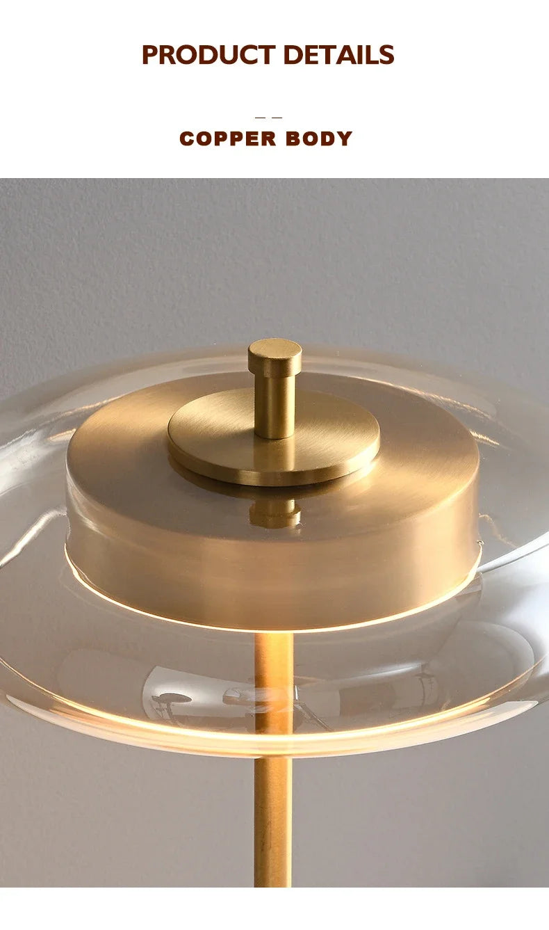 Modern Lyxig Golvlampa – Guldglans & Svampformad Glasdesign – För Sovrum & Vardagsrum