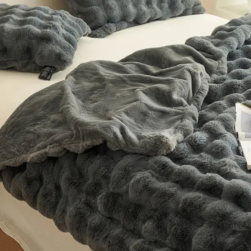 Mjuk Höstfilt i Konstgjord Kaninpäls – Varm & Bekväm för Säng, Soffa & Vila