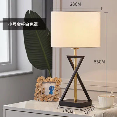 Nordisk Modern Golvlampa – Kreativ Metallisk Design med Tygskärm – För Sovrum & Vardagsrum