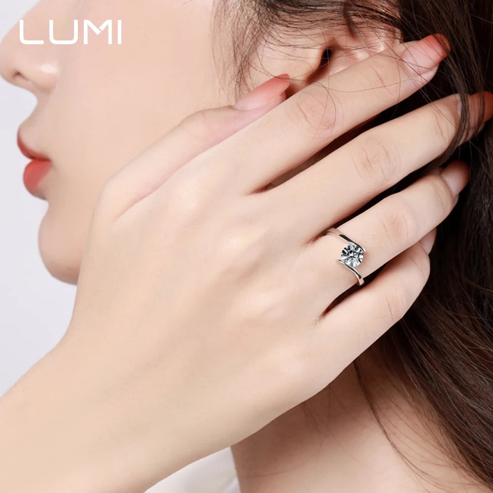 LUMI Moissanite Ring – 0.5–1ct – Minimalistisk Förlovningsring i Äkta S925 Silver med GRA Certifikat