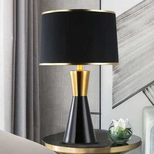 💡 KIQUNE Bordslampa i Amerikansk Minimalistisk Stil – Järn & Tyg – LED – För Sovrum & Arbetsrum