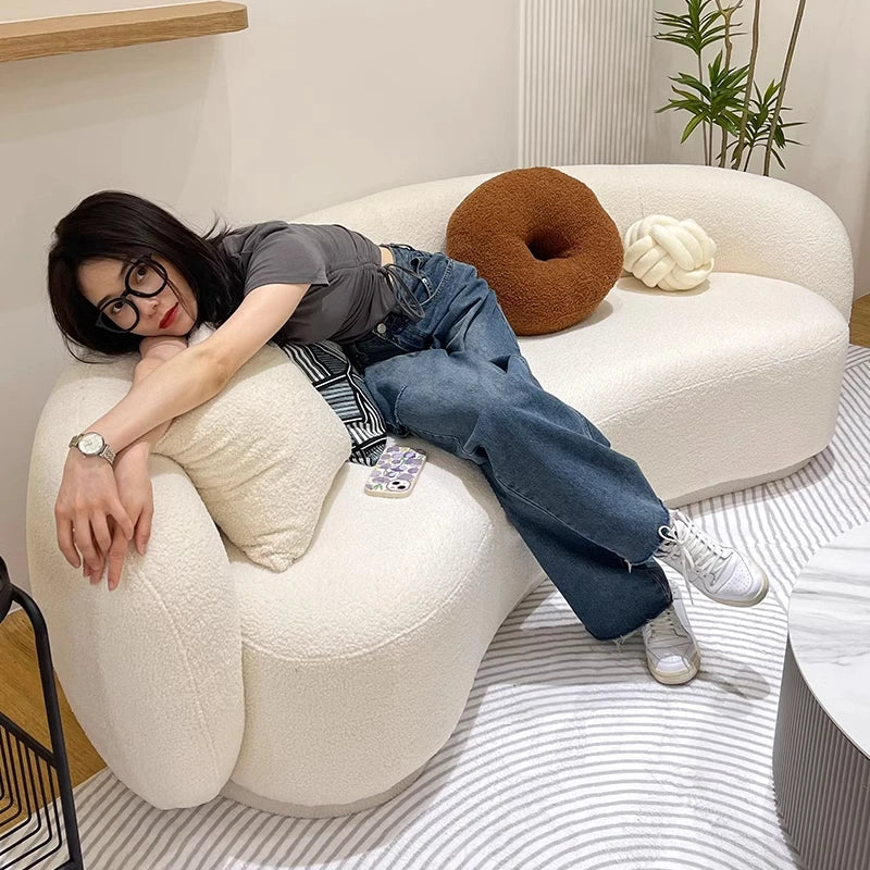 Nordisk L-formad Soffa – Vit Lounge i Lammullstyg – Modern & Romantisk Vardagsrumsdesign