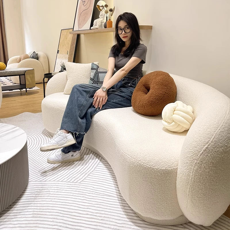 Nordisk L-formad Soffa – Vit Lounge i Lammullstyg – Modern & Romantisk Vardagsrumsdesign