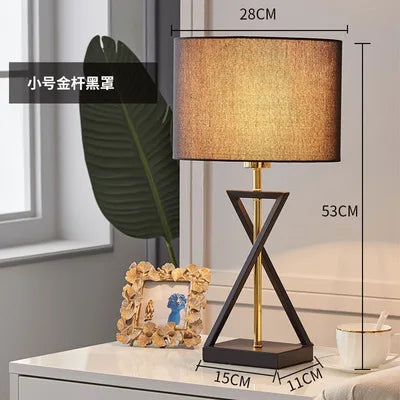 Nordisk Modern Golvlampa – Kreativ Metallisk Design med Tygskärm – För Sovrum & Vardagsrum