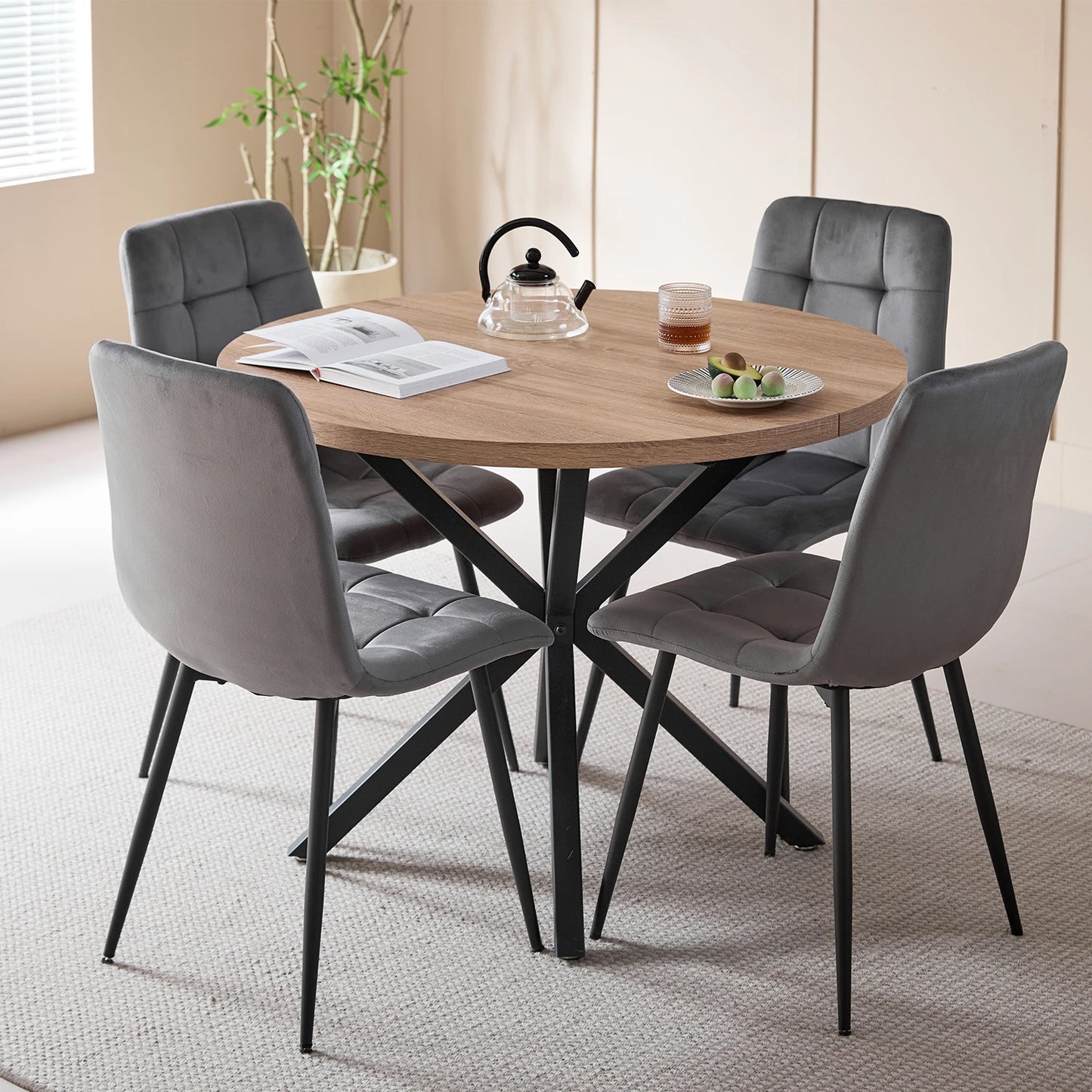 4-pack moderna matstolar i sammet med stoppad sits och metallben, nordisk minimalistisk stil, grå