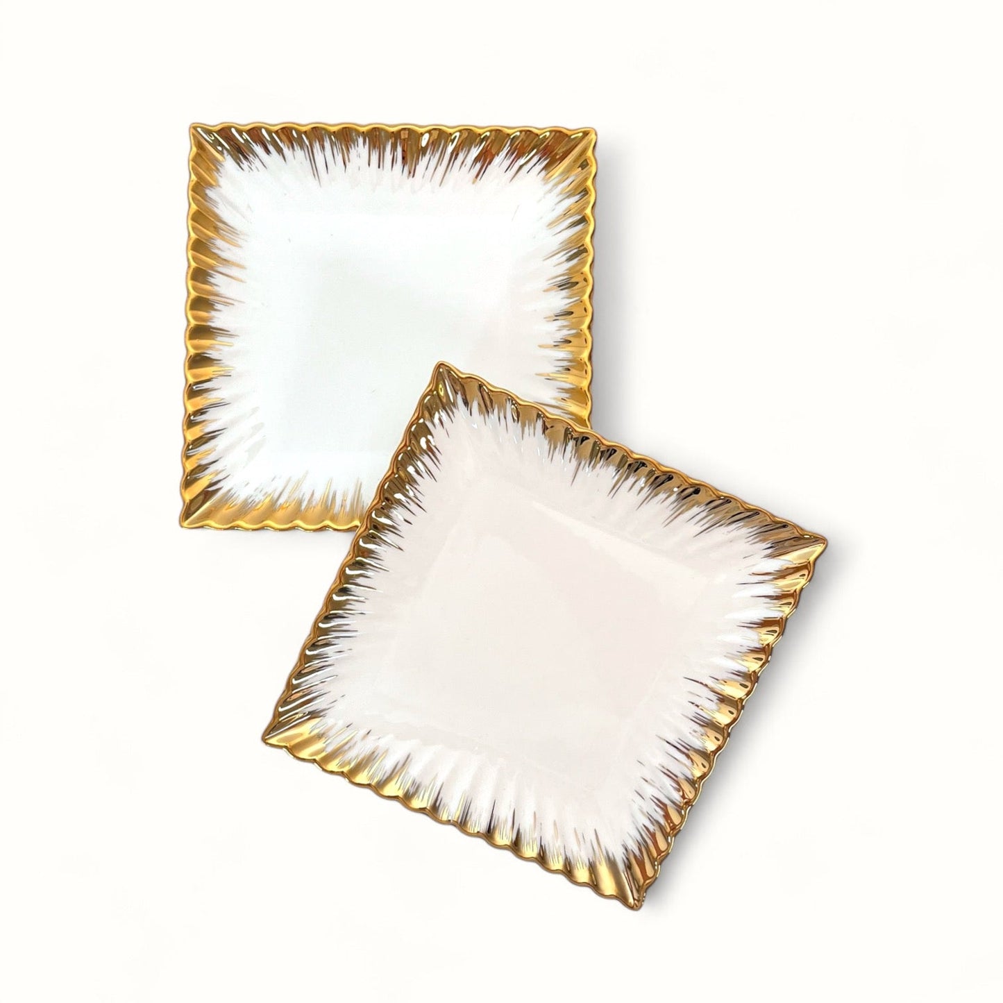 Emmy Snacksfat – Elegant kvadratisk tallrik med guldkant