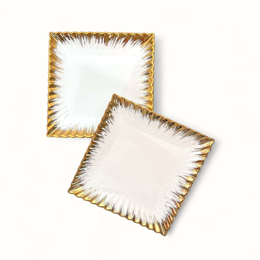 Emmy Snacksfat – Elegant kvadratisk tallrik med guldkant