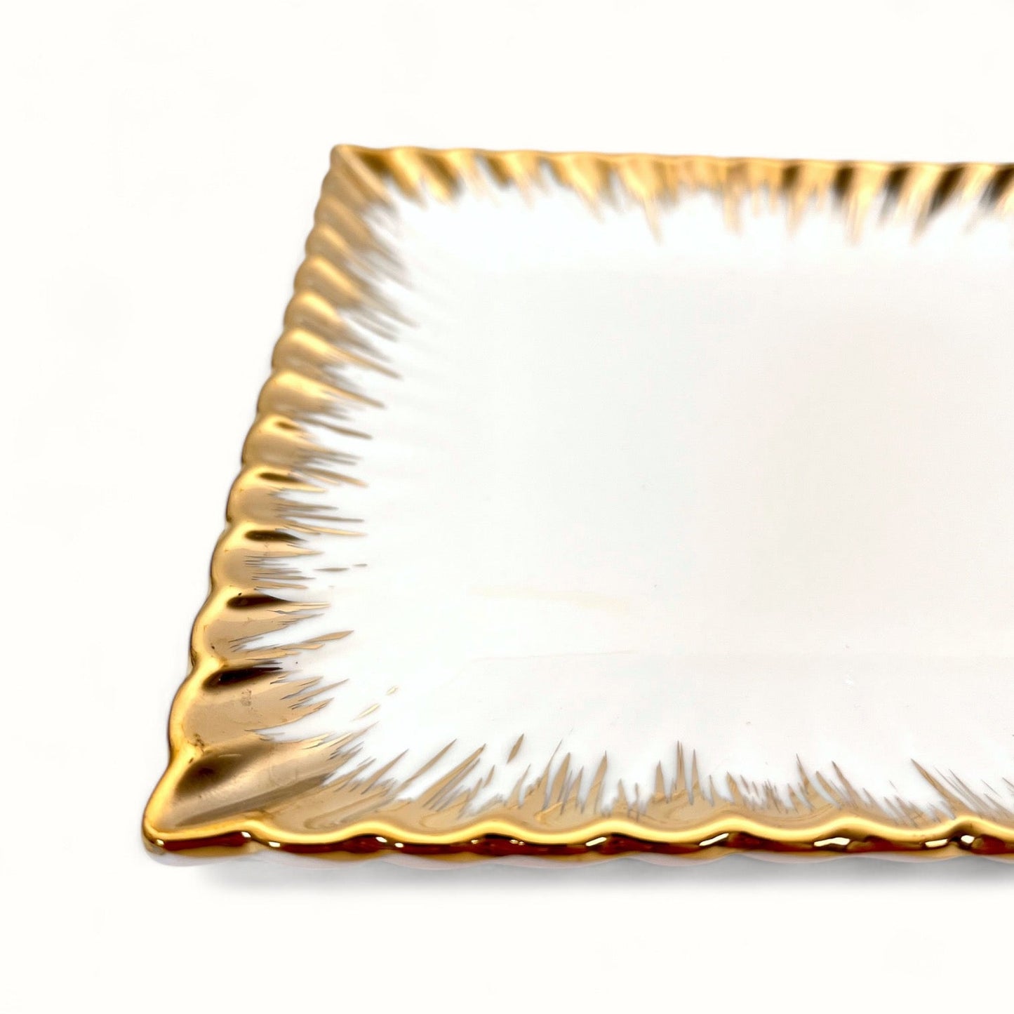 Emmy Snacksfat – Elegant kvadratisk tallrik med guldkant