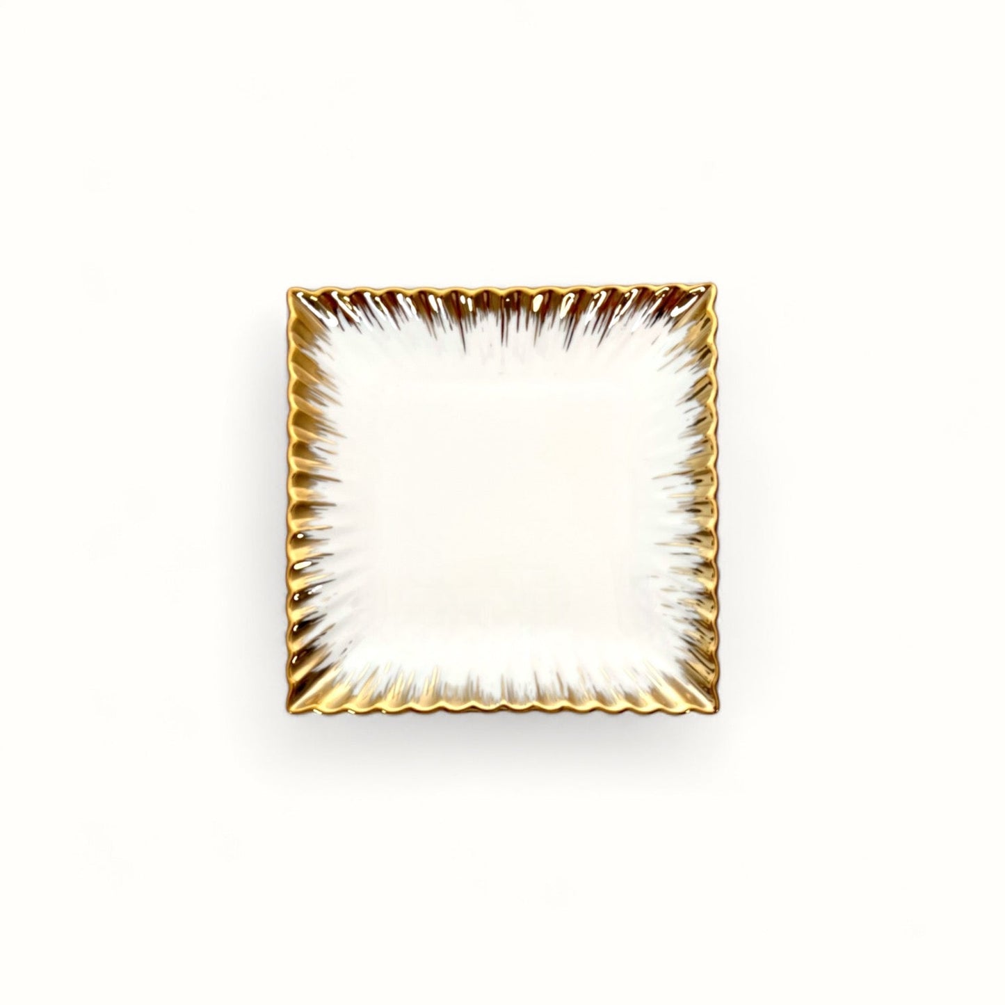Emmy Snacksfat – Elegant kvadratisk tallrik med guldkant