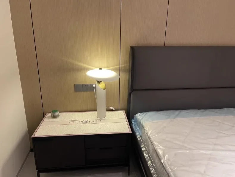 Italiensk Bordslampa – Minimalistisk Design i Akryl & Metall