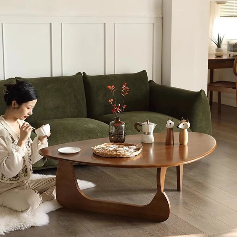 Triangulärt Tebord i Massivt Trä – Japansk Minimalism för Små Vardagsrum