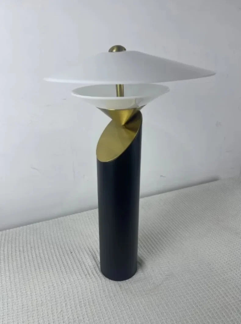 Italiensk Bordslampa – Minimalistisk Design i Akryl & Metall