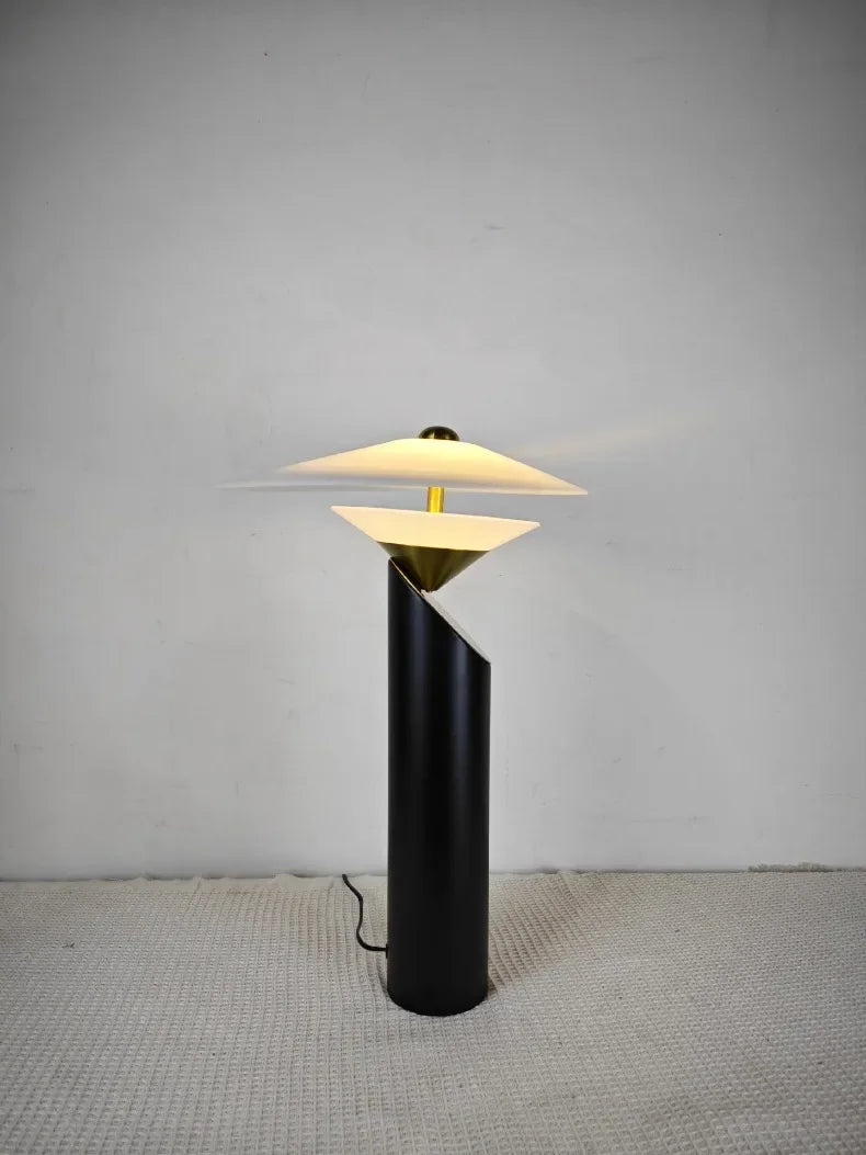 Italiensk Bordslampa – Minimalistisk Design i Akryl & Metall
