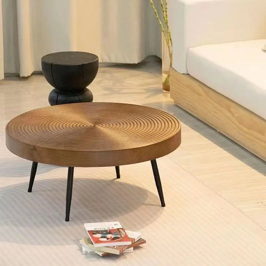 Nordiskt soffbord i massivt trä – kreativt runt låg vintagebord med årsringar