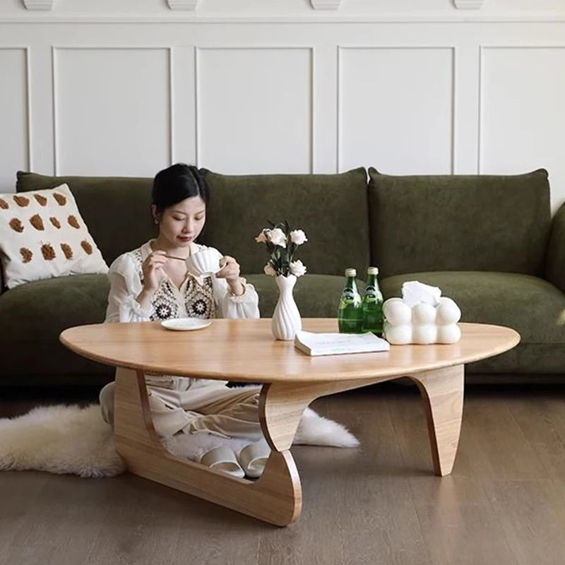 Triangulärt Tebord i Massivt Trä – Japansk Minimalism för Små Vardagsrum
