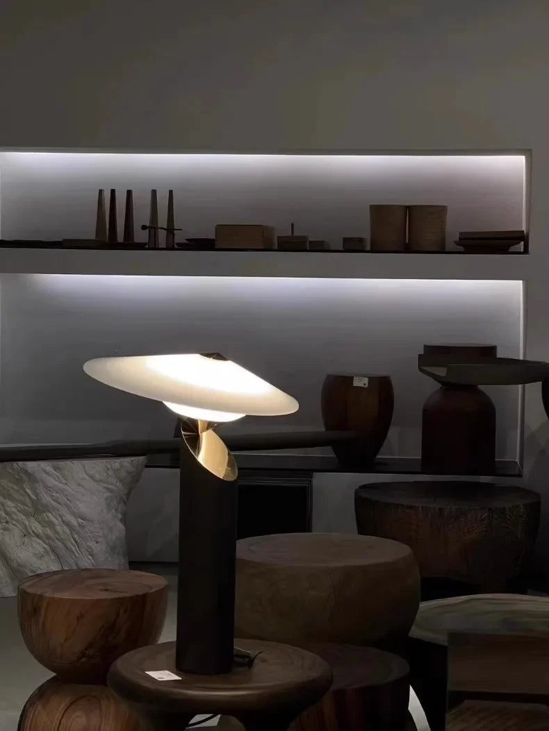 Italiensk Bordslampa – Minimalistisk Design i Akryl & Metall