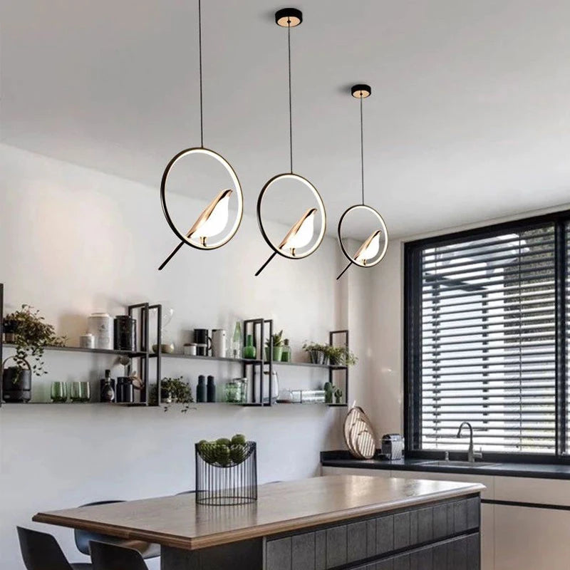 Roterbar LED-pendellampa med skata – modern taklampa i metall