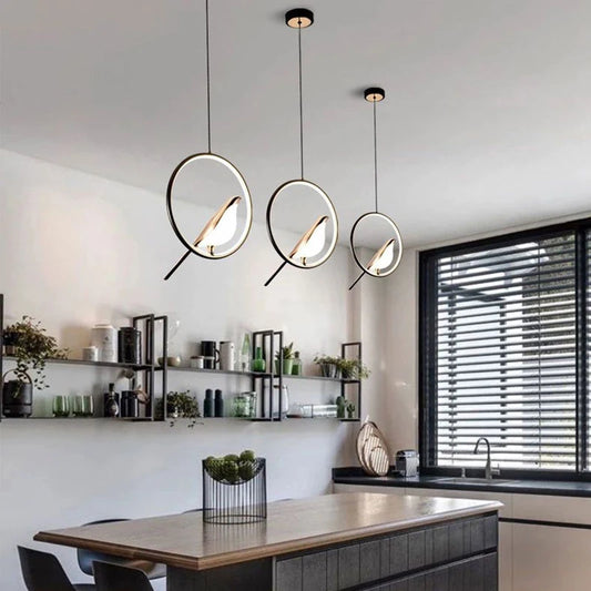 Roterbar LED-pendellampa med skata – modern taklampa i metall