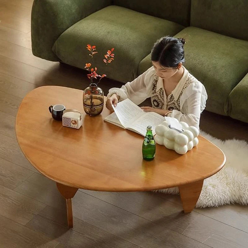 Triangulärt Tebord i Massivt Trä – Japansk Minimalism för Små Vardagsrum