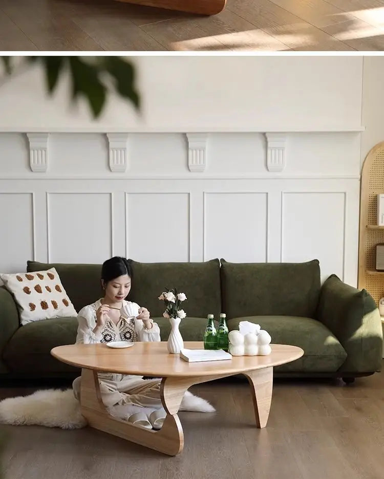 Triangulärt Tebord i Massivt Trä – Japansk Minimalism för Små Vardagsrum