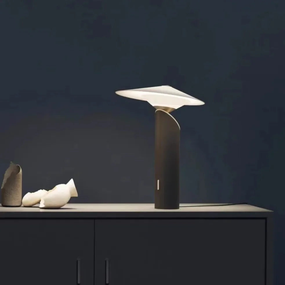 Italiensk Bordslampa – Minimalistisk Design i Akryl & Metall