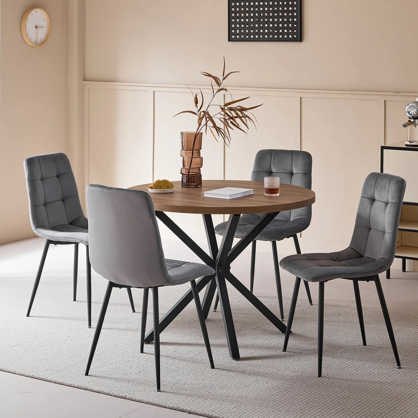 4-pack moderna matstolar i sammet med stoppad sits och metallben, nordisk minimalistisk stil, grå